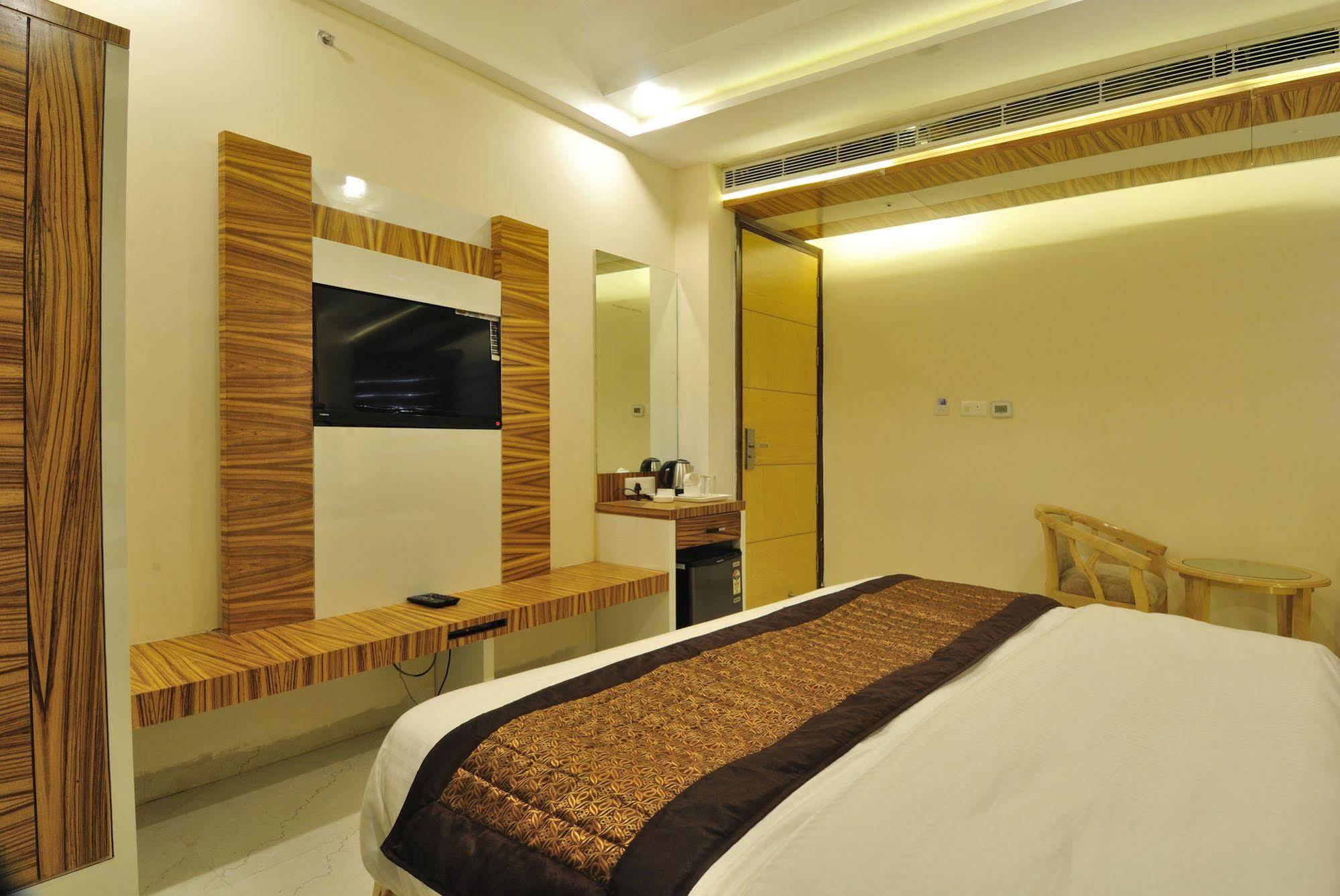 Aman Continental - 2Mins From Railway Station And 5 Mins From Metro Hotel New Delhi Buitenkant foto