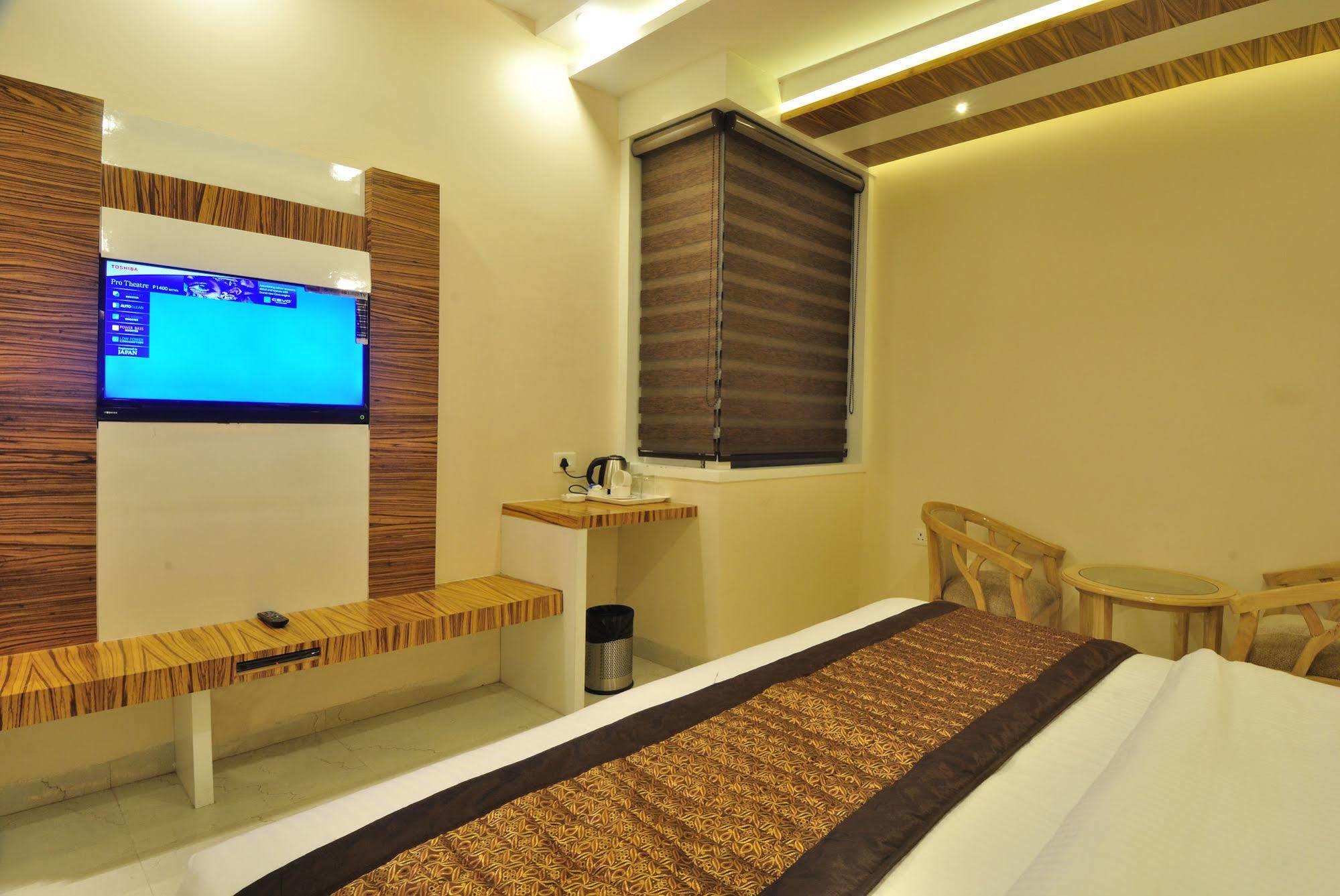 Aman Continental - 2Mins From Railway Station And 5 Mins From Metro Hotel New Delhi Buitenkant foto
